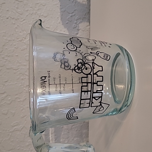 Hello kitty Pyrex measuring cup - Picture 3 of 3